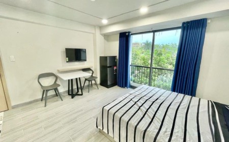 Studio rộng 40m2 có ban công ngay chân cầu Calmette Quận 1, 40m2