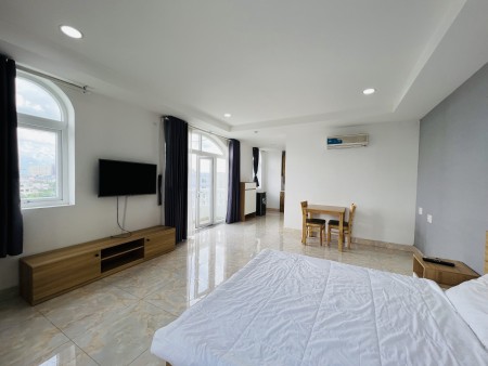 CHDV BẾP XA GIƯỜNG GẦN NHƯ TÁCH BIỆT - BAN CÔNG SIÊU RỘNG VIEW XỊN - FULL NT - GẦN BƯU ĐIỆN Q7, 35m2