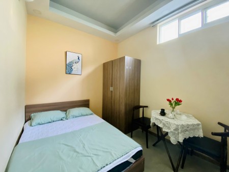 Studio full nội thất, cửa sổ nhỏ, 30m2