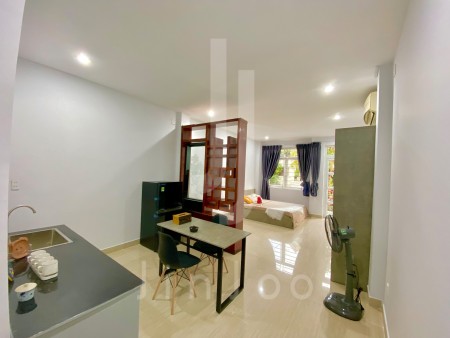 Căn hộ full nội thất, cửa sổ thoáng, ban công gần ĐH TDT, RMIT, LOTTE, 45m2