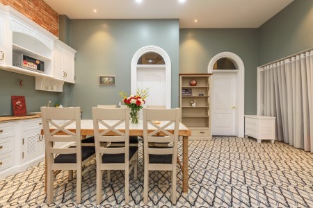 Căn hộ 2 phòng ngủ, full nội thất, cửa sổ thoáng gần Khu phức hợp Lacaza, CoopMart, trục đường HTP, 45m2