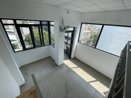 Phòng duplex cửa sổ thoáng, gác cao cho thuê gần chợ Hoàng Hoa Thám giá rẻ sv, 27m2