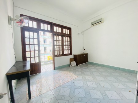 Phòng ban công y hình, ngay cầu vươt Hoàng Hoa Thám, gần Lotte Cộng Hòa, 35m2