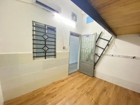 Phòng trọ có gác cho thuê giá rẻ, phòng có máy lạnh, nóng lạnh, cửa sổ thoáng, 26m2