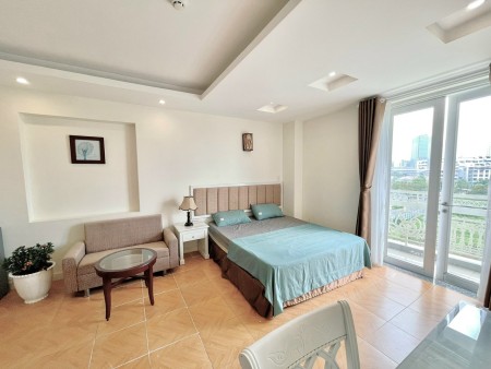 Căn Hộ Ban Công Full Nội Thất Mang Màu Sắc Hoàng Gia Cổ Điển Nằm Gần Chợ Tân Mỹ Q7, 40m2
