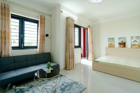 Trống bancol ban công thoáng Quận 1 dưới chân cầu Nguyễn Văn Cừ, 35m2