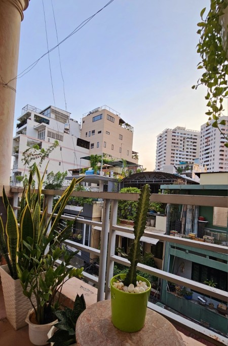 Cho thuê căn hộ 2PN tách bếp ban công thoáng Quận 3 gần bờ kè Trường Sa, Hoàng Sa, gần chùa Pháp Hoa, 50m2