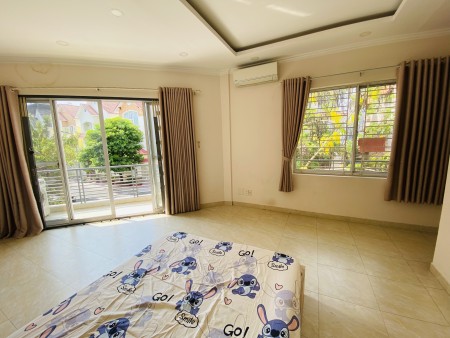 CĂN HỘ BAN CÔNG LỚN MÁY GIẶT RIÊNG GẦN LOTTE Q7, 40m2