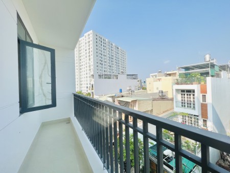Phòng mới xây 100%, có ban công ngay ngã tư Bốn Xã, 27m2