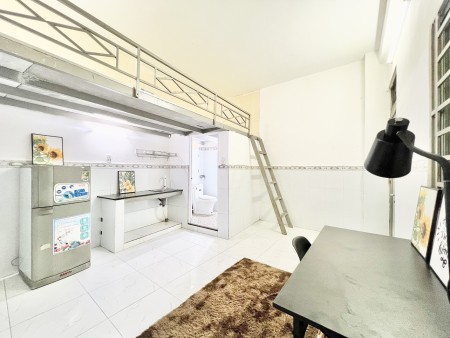 Phòng giá rẻ ngay khu vực trung tâm dễ di chuyển, gần sân bay, 27m2