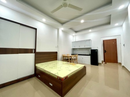 Studio siêu rộng có cửa sổ ban công đầy đủ nội thất trung tâm Q1, 35m2