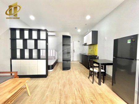 Phòng full nội thất ban công cửa sổ thoáng mát nằm ngay mang lại cảm giác sang trọng cho người ở, 40m2