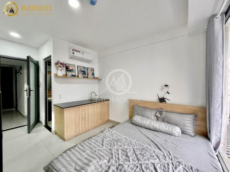 Cho thuê căn hộ studio gần Đầm Sen có cửa số lớn, 35m2