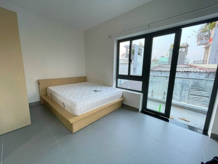 CHO THUÊ CĂN HỘ QUẬN 4 - bancol gần cầu ông tẻ, dh luật, 30m2