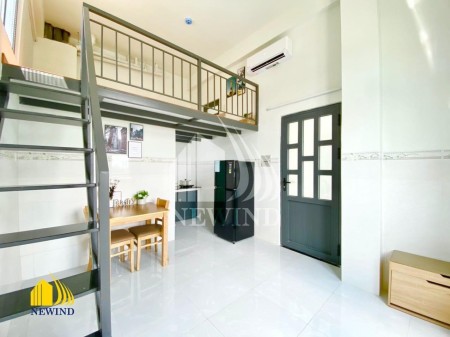 Cho thuê phòng gác cao, cửa sổ lớn ngay mặt tiền. Gần cầu Tân Thuận, cầu phú mỹ..., 35m2