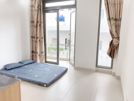 Phòng cho thuê ban công ngay sát ĐH Văn Hiến, 30m2