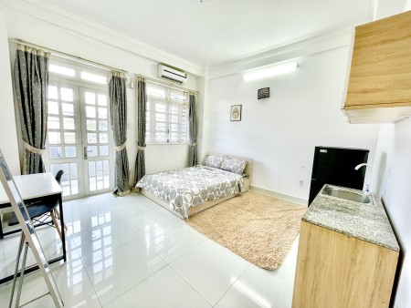 Cho thuê căn hộ studio ban công, cửa sổ , Trần Nhân Tôn, Q10 gần trường Đại Học Văn Hiến, 25m2
