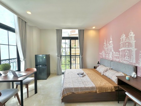 Studio full nội thất có cửa sổ lớn và ban công gần khu sân bay, 35m2