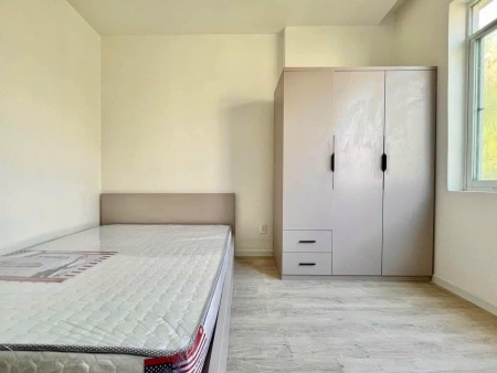 Căn hộ dịch vụ full nt ban công ngay giữa q7, 40m2