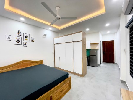 Căn hộ studio tách bếp full nội thất hiện đại, cửa vân tay, có cửa sổ ngay sân bay Tân Sơn Nhất, 40m2