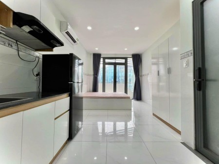 Phòng studio trống sẵn có ban công nằm trên đường Phổ Quang, 30m2