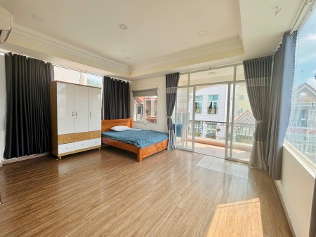 Căn hộ full nội thất cơ bản với ban công đón nắng có thể ở liền, 25m2