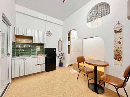 Căn hộ tách bếp full nội thất cửa sổ trời ngay sân bay Tân Sơn Nhất quận Tân Bình, 30m2