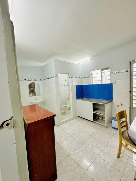 Giá thuê 4.800.000/tháng – phòng rộng rãi, full nội thất, có khu bếp riêng và ban công thoáng., 35m2