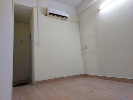 Phòng trong nhà nguyên căn, có máy lạnh, WC riêng gần Bến xe Miền Đông cũ, 15m2