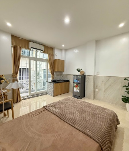 CHO THUÊ PHÒNG BAN CÔNG ĐẸP NGAY TRẦN DUY HƯNG - GẦN MẶT ĐƯỜNG LỚN, 25m2