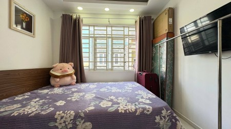 NGUYỄN VĂN CỪ, Q. 1 - GIÁ 6.000.000/tháng – TRỐNG SẴN, 40m2