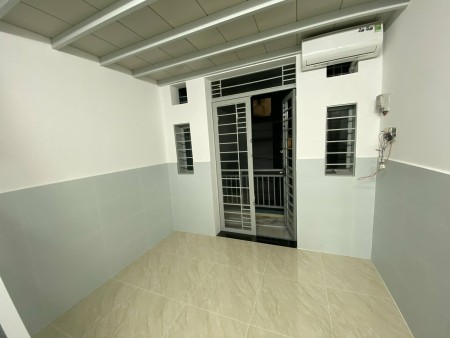 Phòng có ban công, gác, có máy lạnh và nhà vệ sinh có máy nước nóng., 40m2