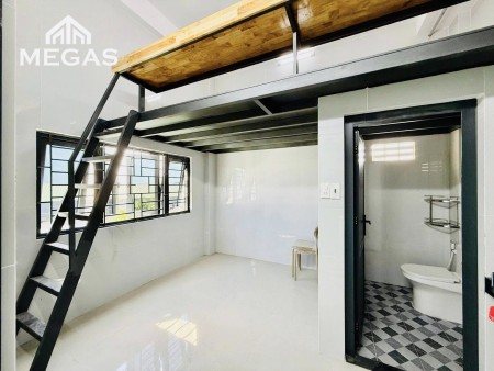 Phòng rộng gác cao, được trang bị đầy đủ nội thất, 30m2