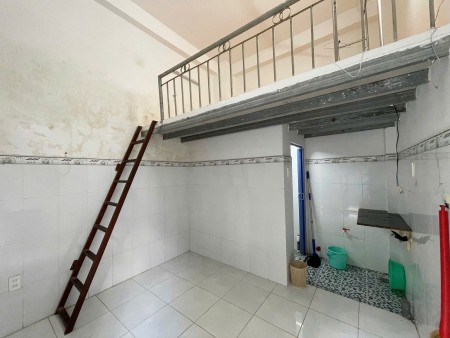 Phòng mặt hẻm - không nằm trong dãy trọ. Giá: 2 triệu 500, 20m2