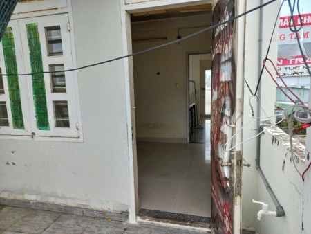 Phòng trọ cho thuê,có sân thượng riêng rất rộng,thoáng má, 20m2