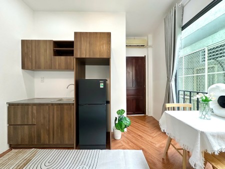 STUDIO BAN CÔNG SANG TRỌNG - FULL NỘI THẤT GỖ - LIỀN KỀ RMIT & TDTU, 25m2