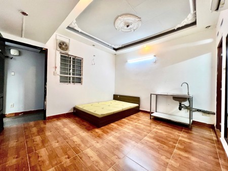 Cho Thuê Căn Hộ Studio Cửa Sổ Trời Ngay Dương Quảng Hàm, 40m2